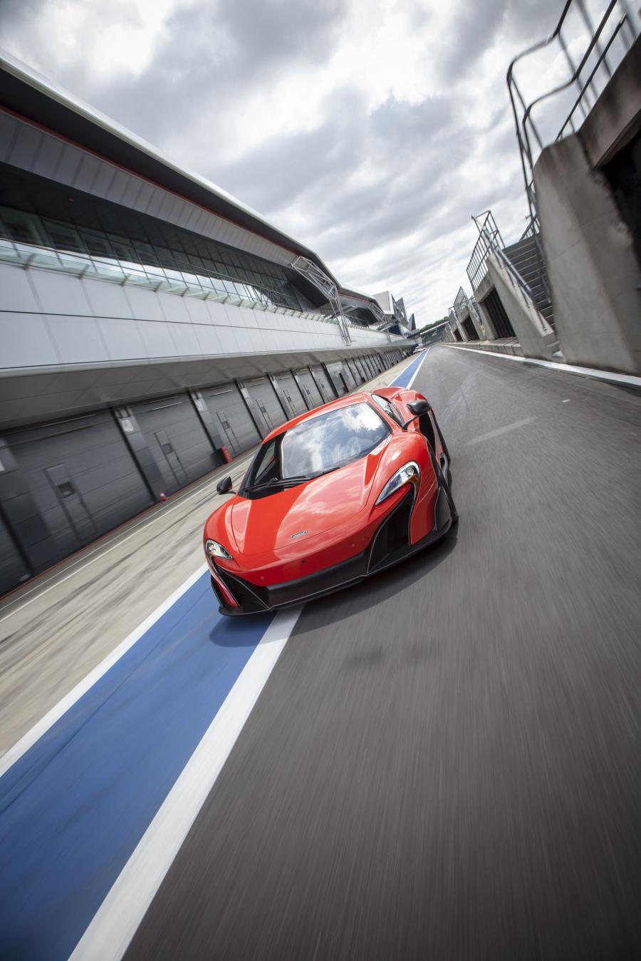  McLaren 675LT 2016 года  (US) (фото 9 из 29)